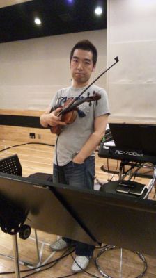 Kon-chan
Violinist Konno Hitoshi at Kalafina rehearsal
from Kalafina Blog 2012.07.14
Keywords: kalafina blog 2012 2012.07.14 violinist konno hitoshi