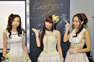 Kalafina posing with their autographs
during Kalafina Week
from Oh-News
Keywords: kalafina week cafe museum 2011 oh news signatures autographs