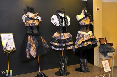 Kagayaku dresses on display
during Kalafina Week
from Oh-News
Keywords: kalafina week cafe museum 2011 oh news kagayaku dresses sora no shijima ni ha