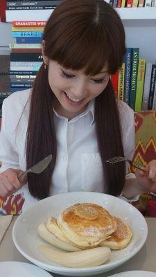 Kalafina Blog 2012.10.07
Keiko [s]engrossed by[/s] enjoying Biruzu pancakes
Keywords: kalafina blog 2012 2012.10.07